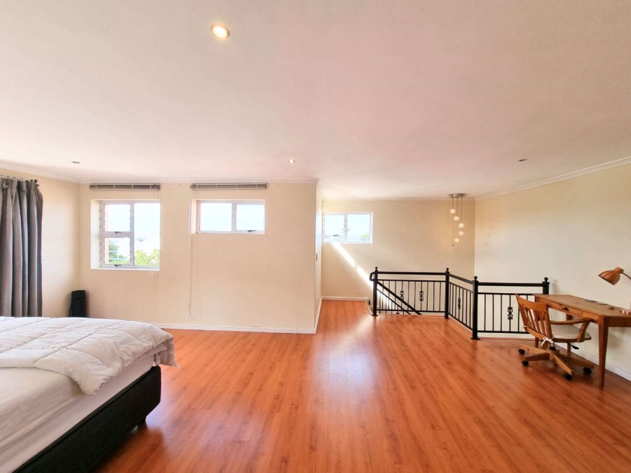 5 Bedroom Property for Sale in Chanteclair Western Cape